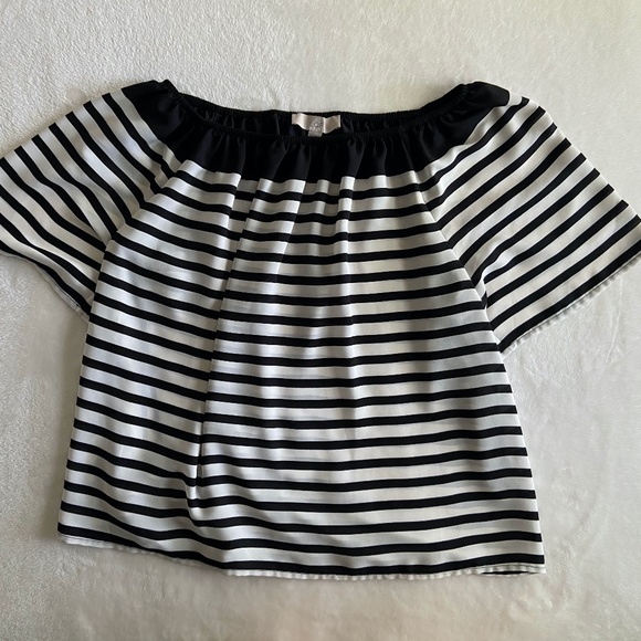 🎹 LOFT, Black & White Off-The-Shoulder Blouse - Picture 3 of 13